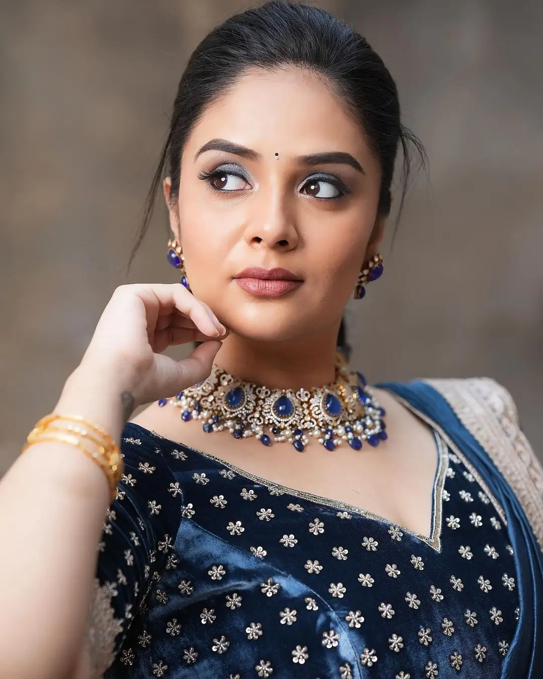 TELUGU TV ACTRESS SREEMUKHI STILLS IN BLUE LEHENGA CHOLI 10